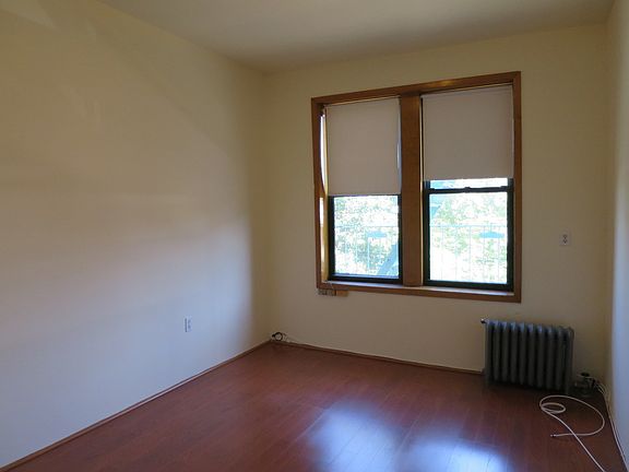 3rd image of 2525 44th St APT 2R