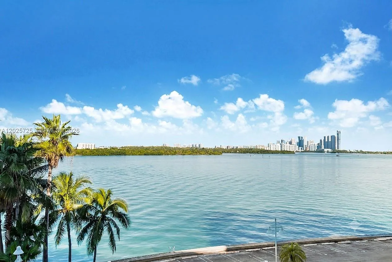 Island Pointe Condo — Photo 1