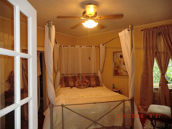 4th image of 302 Dell St