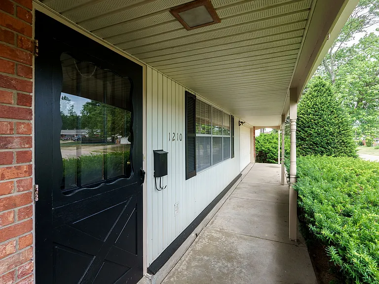 1210 Rona Parkway Dr — Photo 3