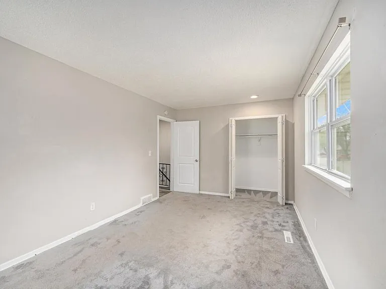 221 N Oak St — Photo 7