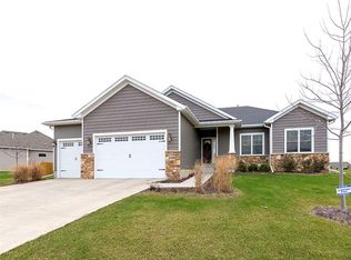 6058 Whispering Hill Dr, Bettendorf, IA 52722