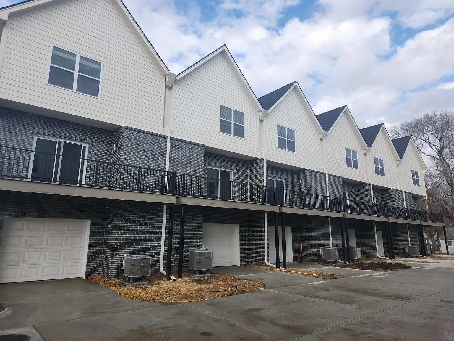 3 bed, 2.5 bath, 1746 sqft, $2,000 — Photo 1