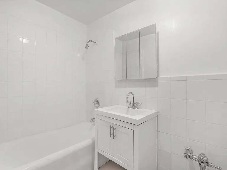 323 W 4th St #4D — Photo 4