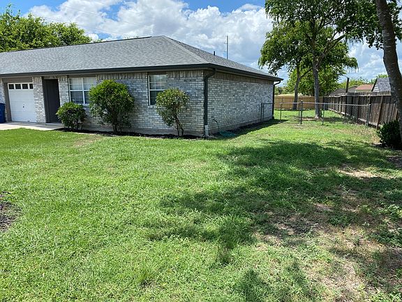 296 Roadrunner Front & side yard. Plenty of Space & privacy!