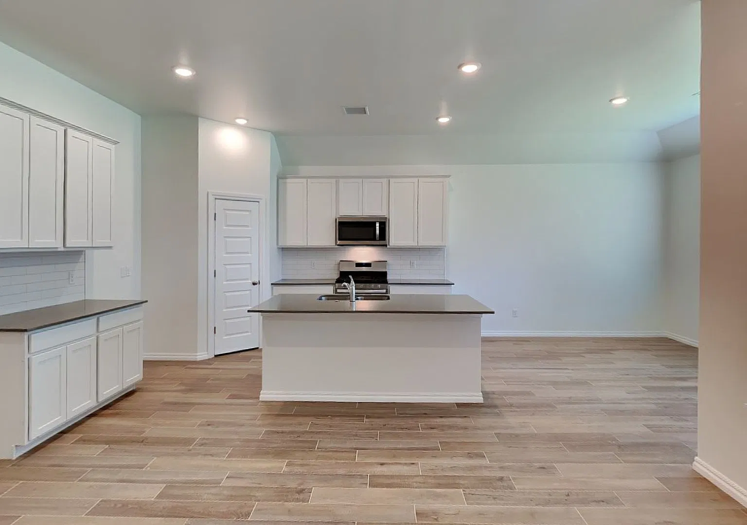Beautiful 4 Bedroom Home in Mustang School District — Photo 4