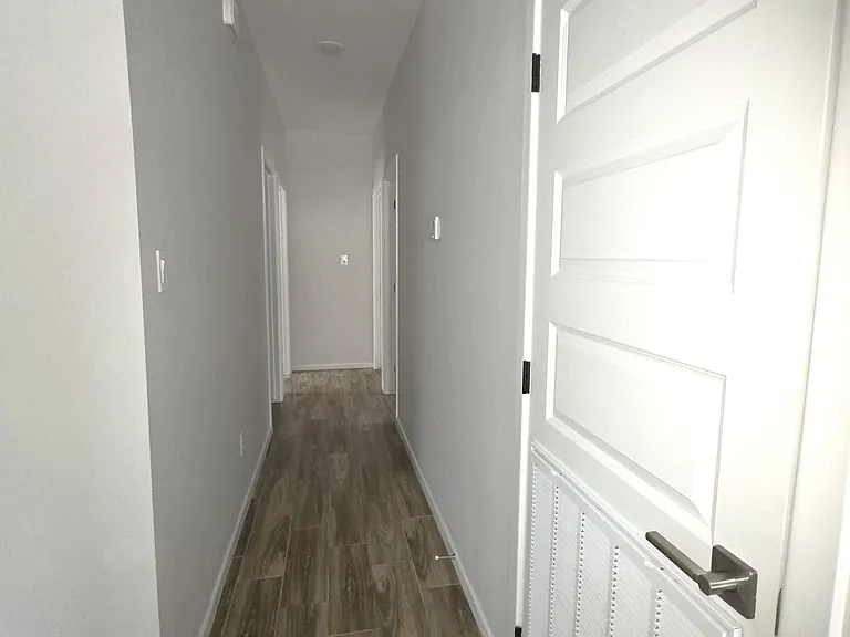 913 N Clarence Ave — Photo 5