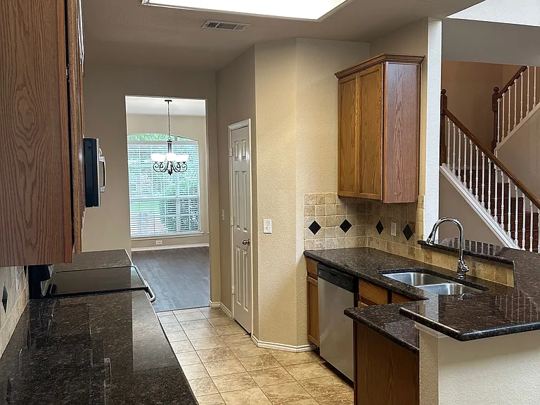 2013 Trinity Ln — Photo 6
