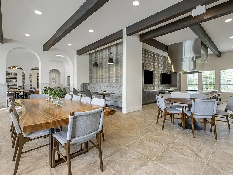 Lago Apartments — Photo 6
