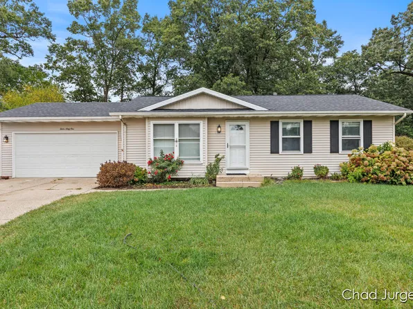 1261 Parkway Dr NE, Grand Rapids, MI 49525