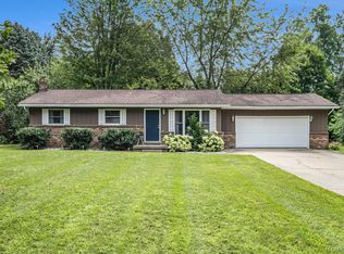 1664 Woodbine Dr, Lapeer, MI 48446