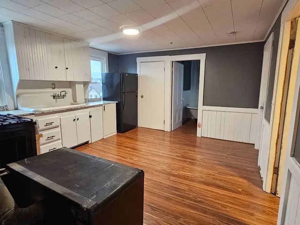 1st image of 33 Winsor St #3
