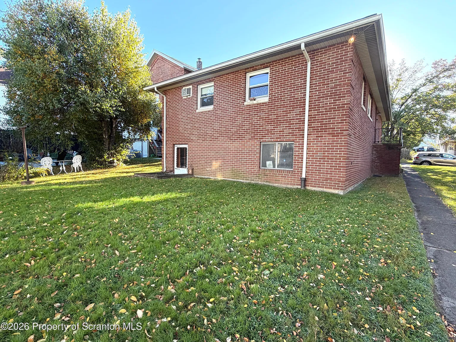 3 bed, 1.0 bath, 1300 sqft, $1,800 — Photo 2