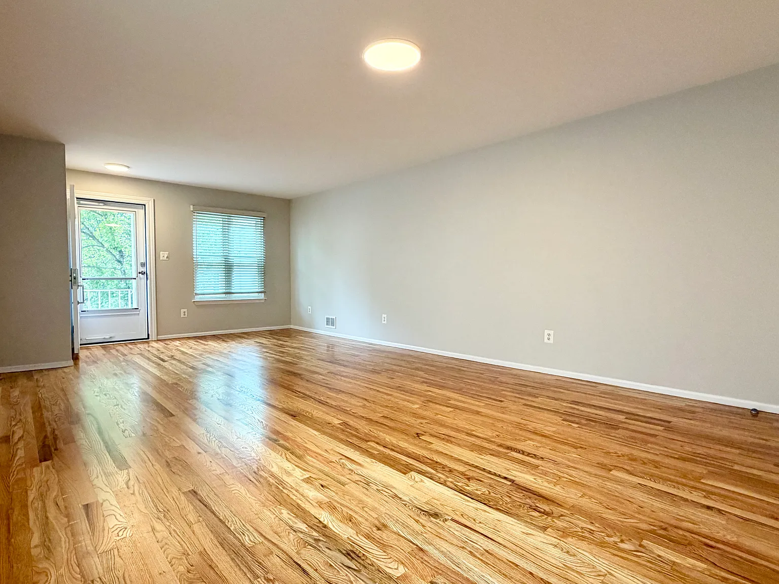 3 bed, 2.5 bath, 2100 sqft, $3,500 — Photo 2