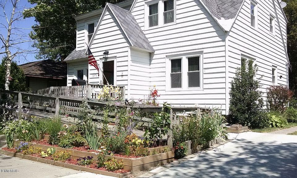 2nd image of 1076 W Larch Ave