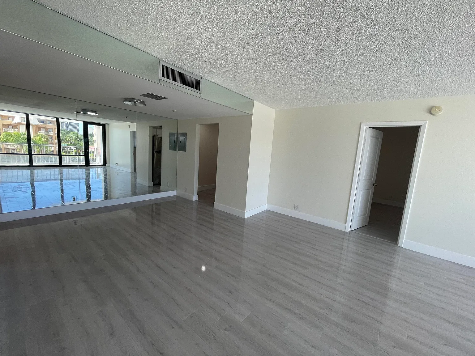 Gemini Condo — Photo 4
