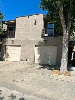 3 bed, 900 sqft, $2,400 — Photo 2