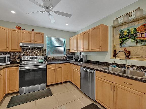 5th image of 161 SE 28th Ct