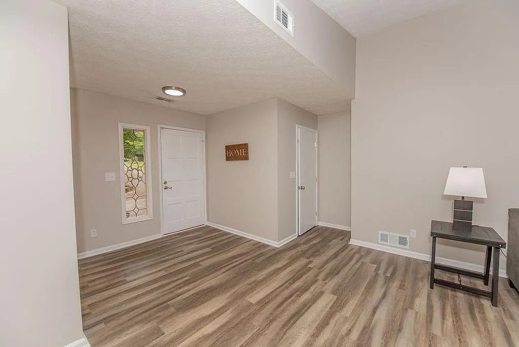 3 bed, 2.0 bath, 2268 sqft, $2,800 — Photo 4