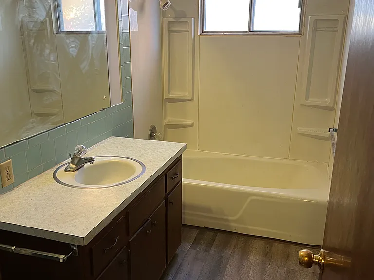 2385 S Erie Ave — Photo 12