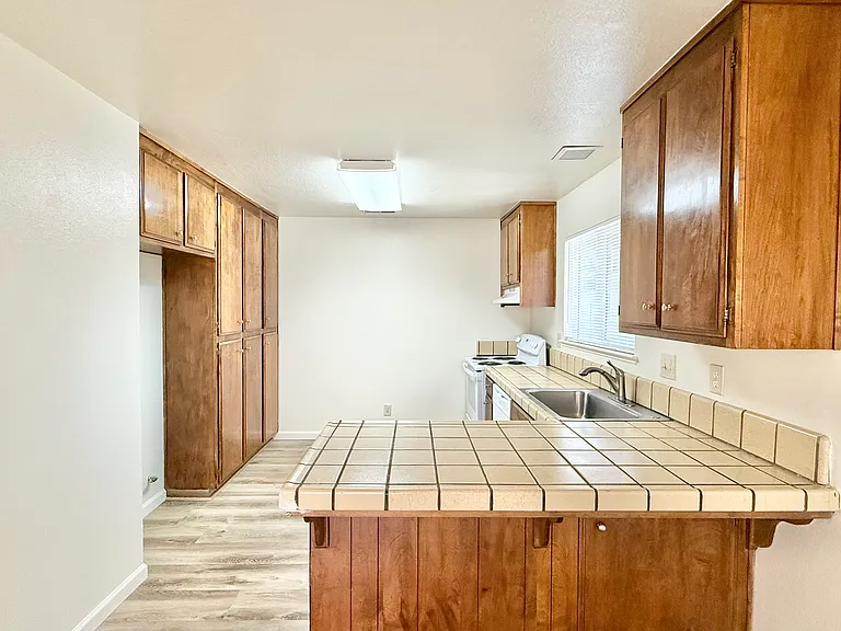 811 Wimbledon Dr — Photo 4