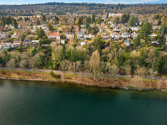 Just up from Lake Washington - location offers endless recreational opportunities.