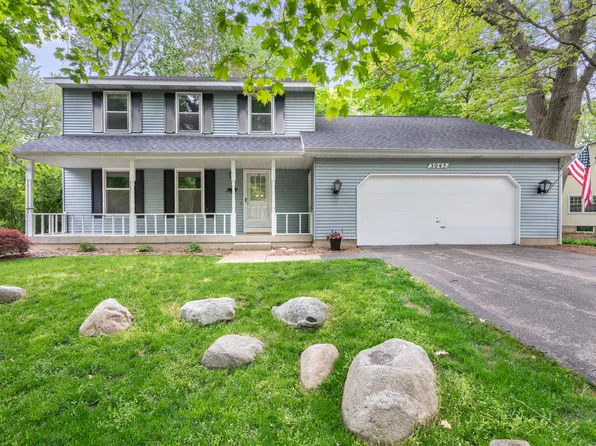3045 Honeywood Dr SW, Grandville, MI 49418
