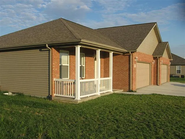 306 Jillian Dr — Photo 2