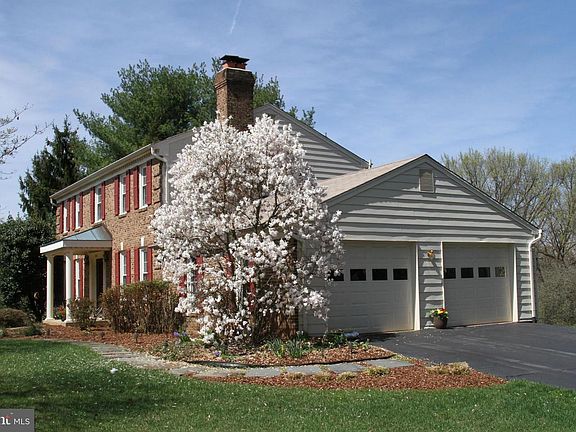 Side Spacious Garage