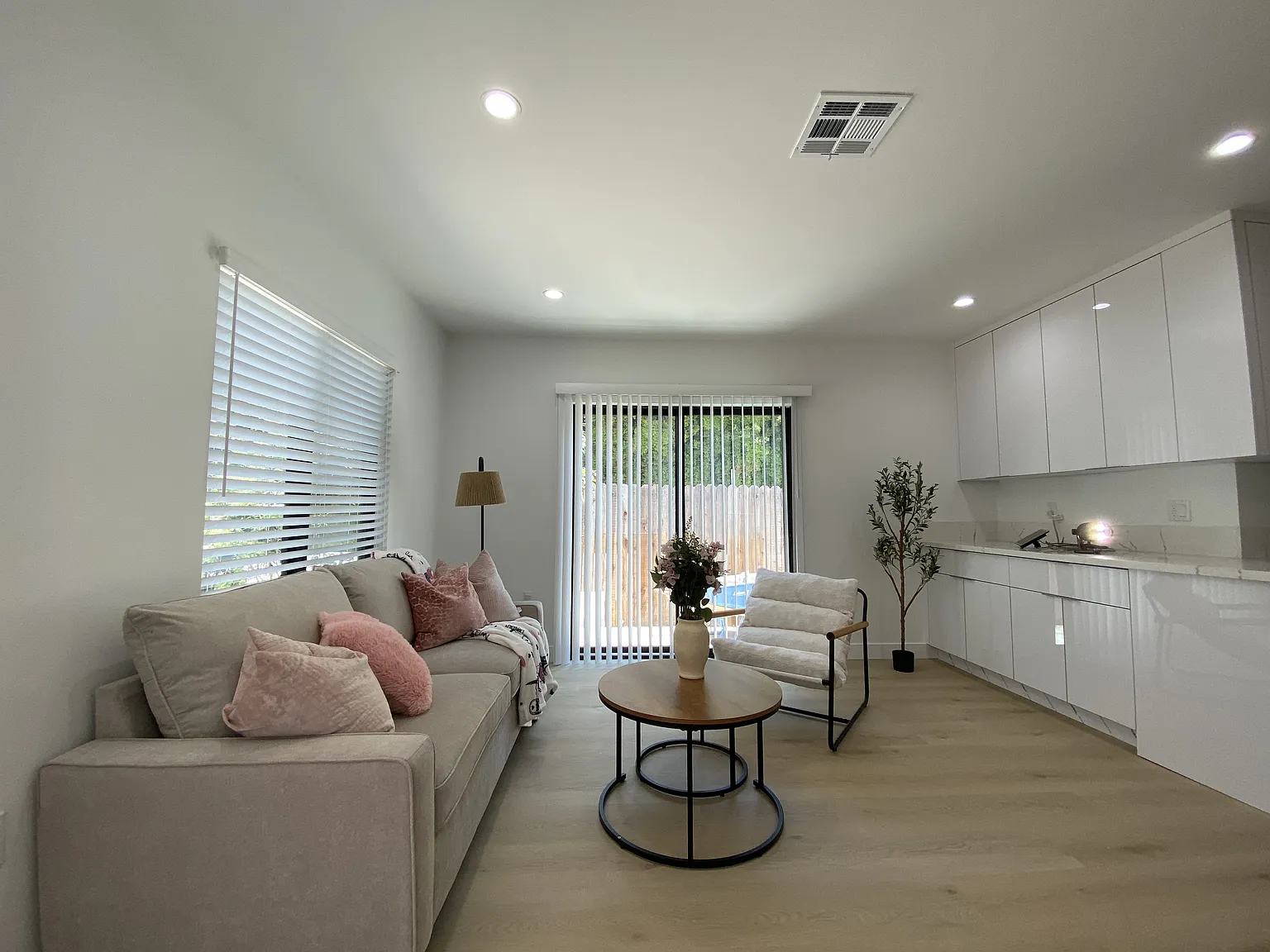 2 bed, 800 sqft, $3,900 — Photo 2