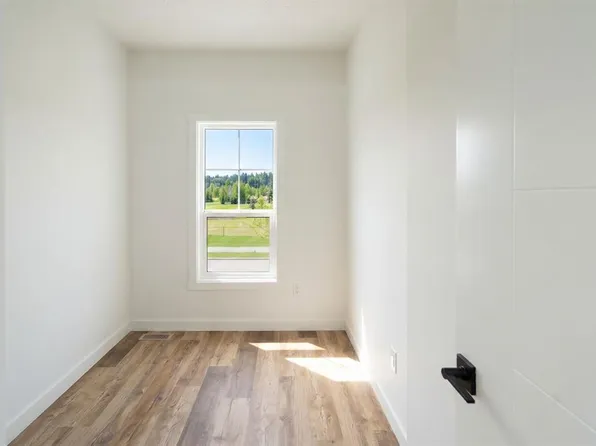 156 S Park St #101, Cochrane, AB T4C 2B8