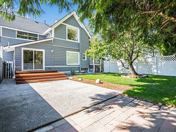 Private fenced yard!
