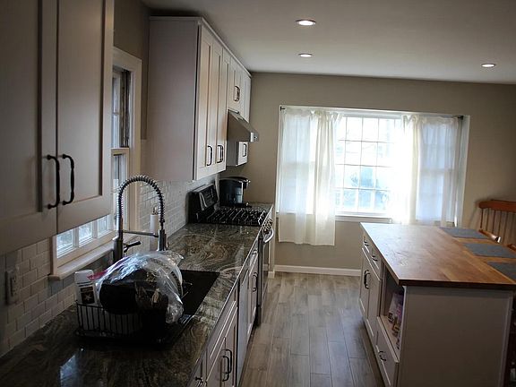 3rd image of 2 Bayberry Lane # Fl 1ST