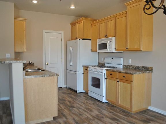 5th image of 1927 Hollyhock Cir