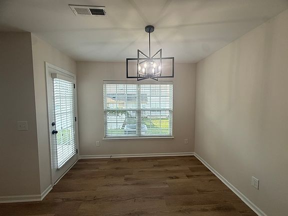4th image of 116 Goldfinch Ave