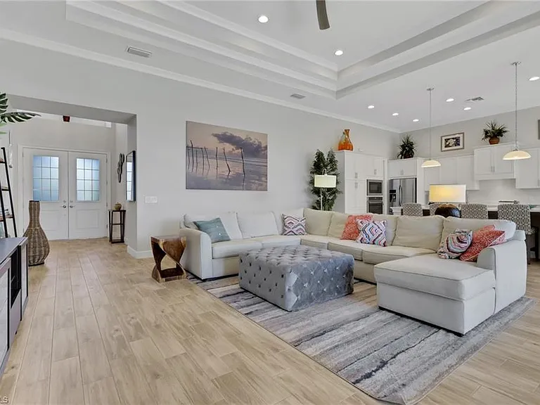 6394 Warwick Ave — Photo 4