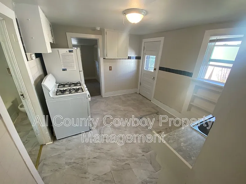 3 bed, 1.0 bath, 1026 sqft, $1,300 — Photo 4