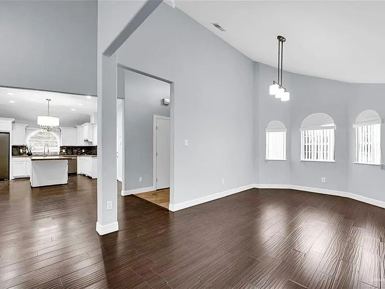 817 Cimarron Dr — Photo 2