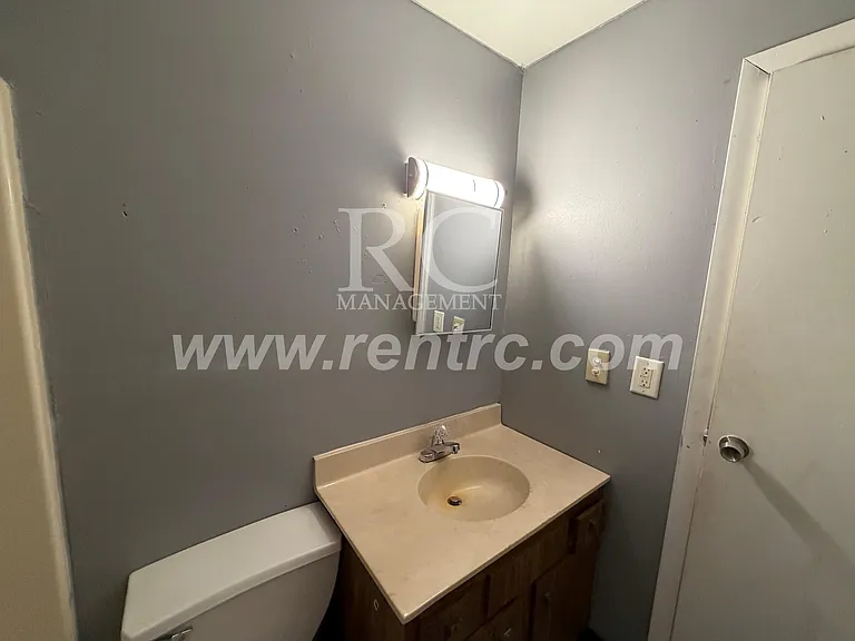 907 Moore St — Photo 5