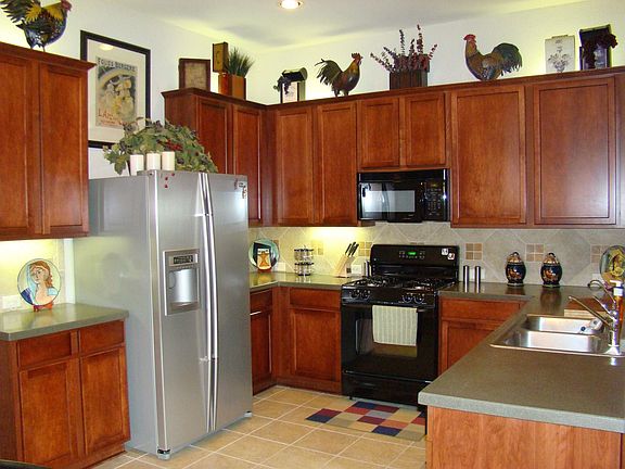 Beautiful Open Kitchen w/Brfst Bar and Eat-In Area