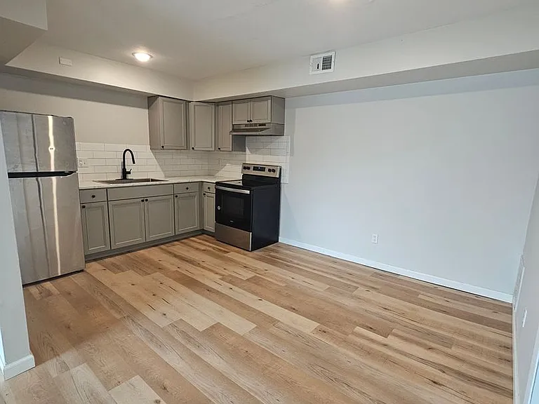 2617 N Clark St — Photo 2
