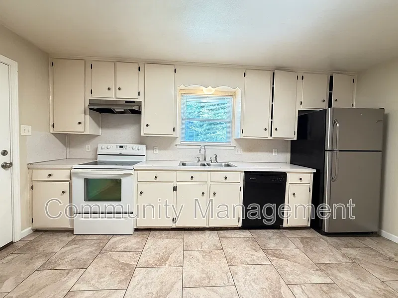 2 bed, 1.0 bath, 1100 sqft, $1,200 — Photo 2