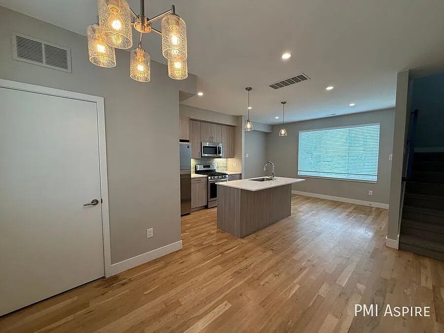 Beautiful 2 bedroom, 2.5 bath Modern Townhome w/1 car garage and extra storage space near Sloan's... — Photo 2