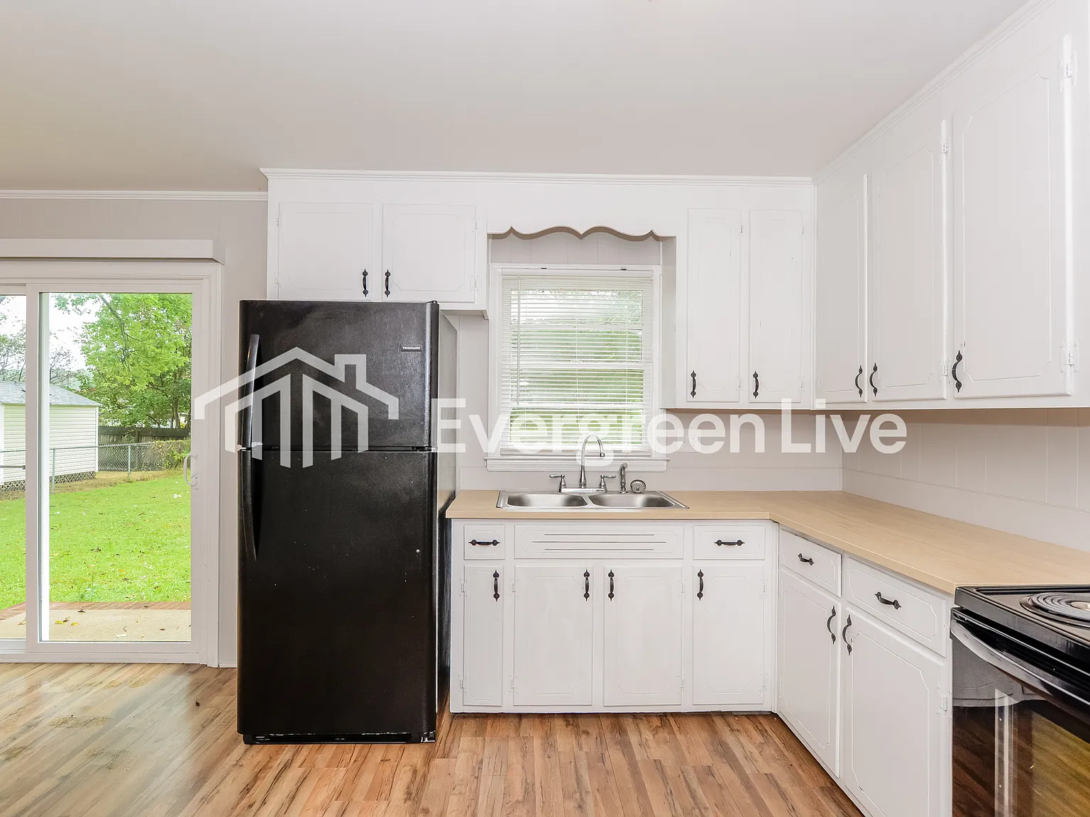 3 bed, 1.5 bath, 1260 sqft, $1,645 — Photo 2
