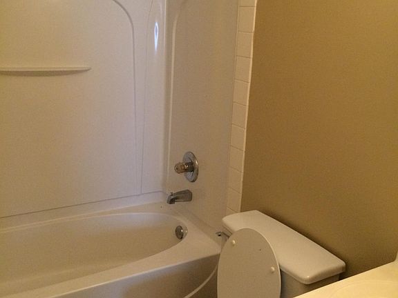 5th image of 923 Villa Dr APT 1
