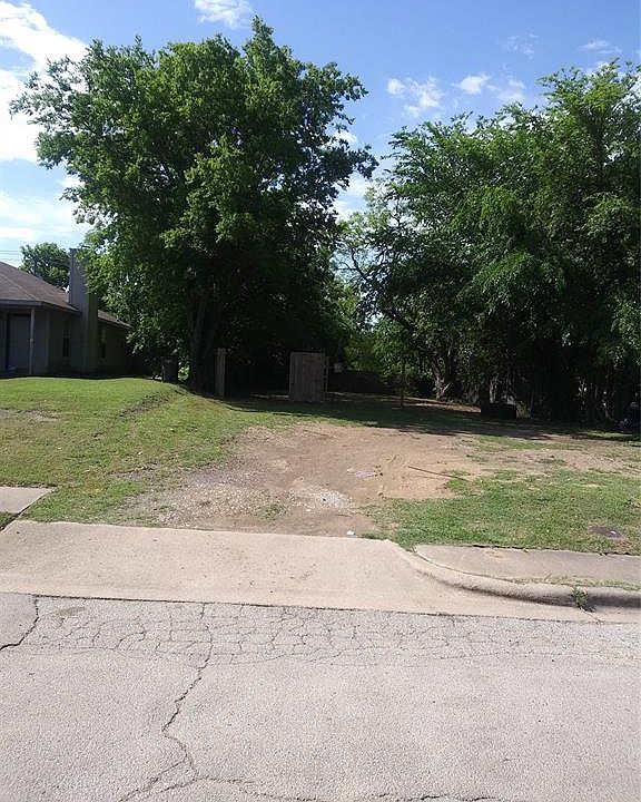 2nd image of 1202 E Davis Ave Lot 2
