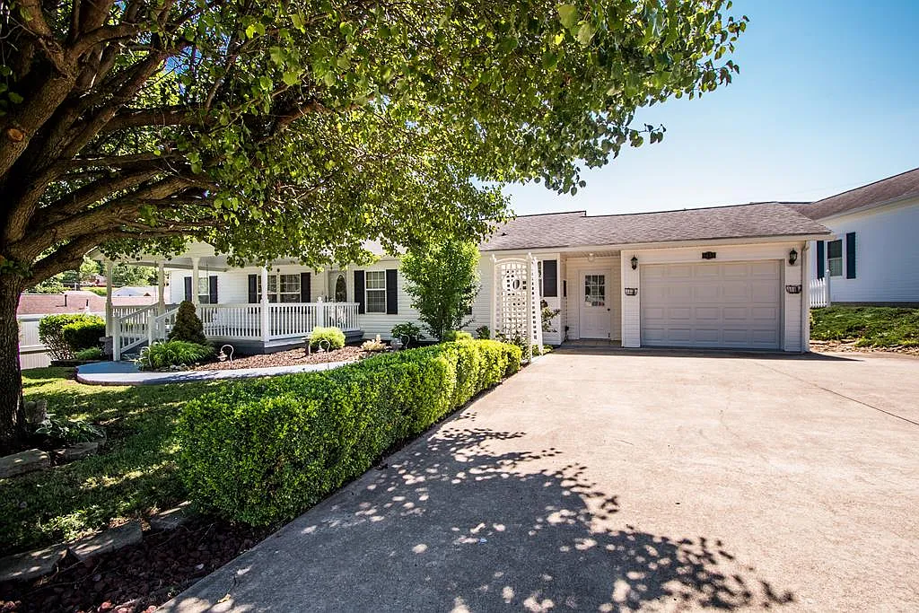 1452 Rosemount Rd photo 1