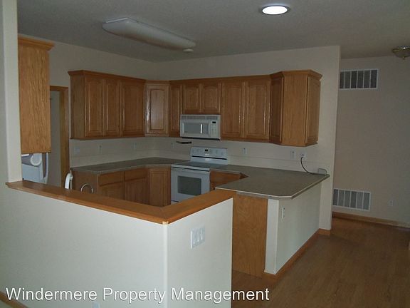 3rd image of 724 SE Mockingbird Dr