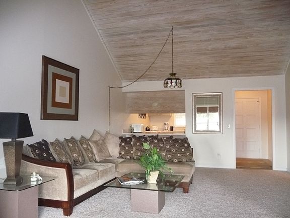 4th image of 1056 Villa Ln
