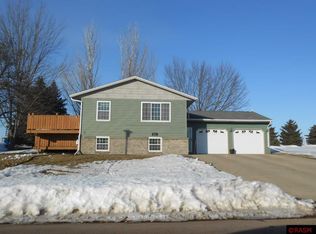 911 Valley Dr, Blue Earth, MN 56013